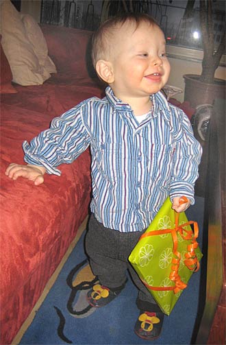 Mats mit einem Geschenk