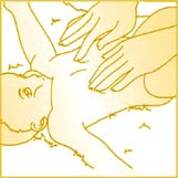 Baby-Bauch massieren als Teil der Babymassage