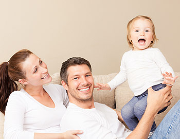 Eltern mit Kind sind glücklich nach dem Über-Geld-sprechen