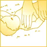 Baby-Brust massieren als Teil der Babymassage