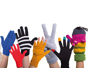 Hände mit Handschuhen aus Wolle symbolisieren Nesthäkchen und Sandwichkinder in einer Großfamilie