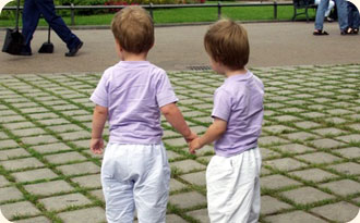 Nachdem die Mutter schwanger mit Zwillingen war, stehen die beiden Zwillinge jetzt im Park