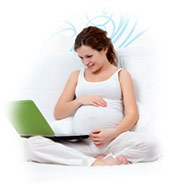 Schwangere abonniert am Laptop kidsgo Schwangerschaftsnewsletter Schwangere abonniert am Laptop kidsgo Schwangerschaftsnewsletter