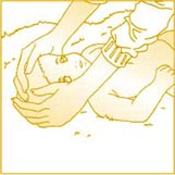 Baby-Kopf und Gesicht massieren als Teil der Babymassage